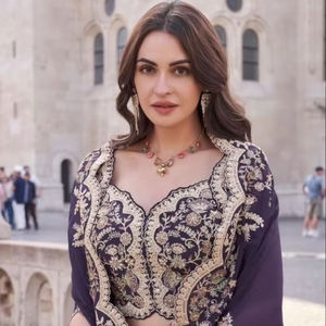 Elégant Heavy Rayon Women's Kurti Set New Designer Festive Wear avec Exquis Four Side Print Work pour des occasions spéciales - Product Image 1