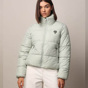 Chaqueta cortavientos de invierno personalizable para mujer, chaqueta acolchada recortada cálida, técnicas impresas de piel de oveja de satén transpirable, producción a granel - Product Image 2