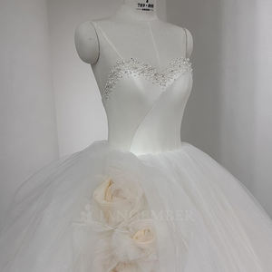 Vestido de Novia Moderno NT127 con Cola de Capilla, Estilo Long Beach, sin Tirantes, de Tul, con Apliques de Encaje y Cristales, y Flores 3D - Product Image 5