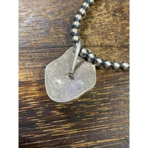 Colgante Vintage Navajo Hecho a Mano con Howlite y Plata de Ley con Incrustaciones en Bisel - Product Image 5
