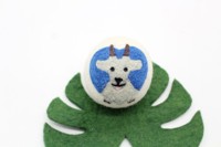 Bola Pengering Cucian Ramah Lingkungan 7 cm dari Wol Selandia Baru Buatan Kriti Craft Model KFLB-004 Desain Kambing Bersertifikasi ISO