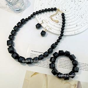 Ensemble de bijoux pour femmes, collier, boucles d'oreilles et bracelet en perles de résine noire géométriques, accessoire de mode volumineux et tendance - Product Image 2