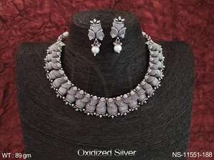 Bijoux de fantaisie en argent oxydé pour fête, ensemble de colliers de style ras de cou plaqués argent oxydé antique - Product Image 2