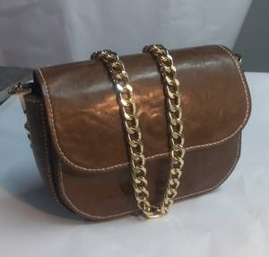 Sac à bandoulière en cuir huilé de haute qualité pour femmes Anwar Enterprises, facile à transporter, vintage, usage quotidien, élégant, avec décorations de chaînes - Product Image 3