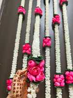 Karangan Bunga Buatan Mogra dan Ranunculus dengan Tali Gantung Desain Art Deco untuk Dekorasi Latar Panggung Pernikahan dan Kuil