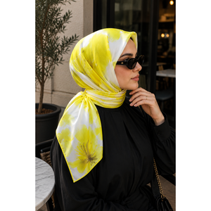 Écharpe en satin vintage douce à motifs floraux jaunes, carrée, avec motif imprimé numérique pour la saison printemps-hiver - Product Image 1