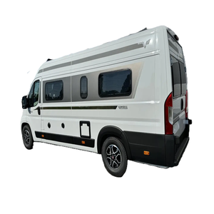 Camping-car de luxe en aluminium pour 4 à 6 personnes avec lit, salle de bain, climatisation réglable et cuisine - Product Image 1