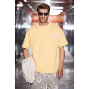 Camiseta DUKEI de Cuello Redondo Extra Grande para Hombre en Amarillo, Algodón Orgánico con Estampado - Product Image 5