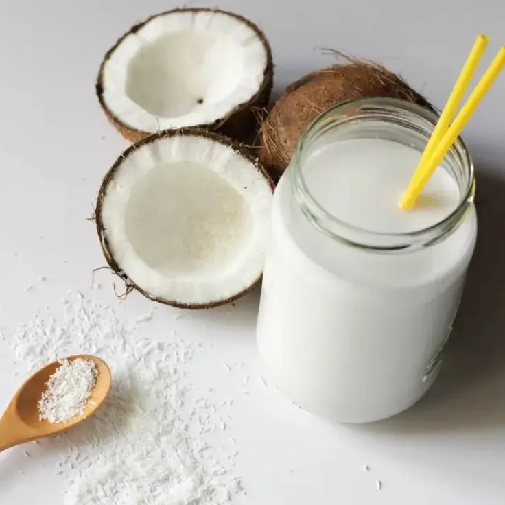 नारियल को स्वादिष्ट सस्ते नारियल के दूध में संसाधित किया जाता है