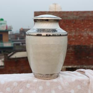 Urne de crémation décorative de qualité supérieure en aluminium blanc perle de haute qualité adultes belle œuvre gravée sculptée cendres humaines personnalisées - Product Image 4