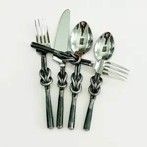 Juego de cubiertos de acero inoxidable de diseño antiguo con acabado de espejo, perfecto para cenar en restaurantes y ocasiones especiales - Product Image 1