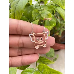 Collier en argent 925 plaqué rhodium avec motif de dessin animé de cochon, chaîne tendance avec chiffres, idéal pour cadeau de fête, orné de diamants, zircons et perles - Product Image 4