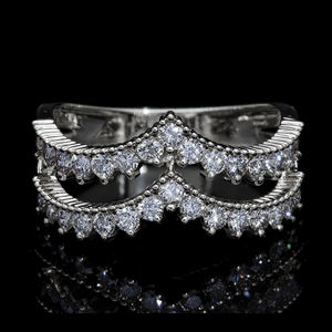 Elegante anillo de banda de Chevron doble de oro de 14 quilates Diseño único en capas con diamantes naturales Joyería de moda nupcial delicada - Product Image 6