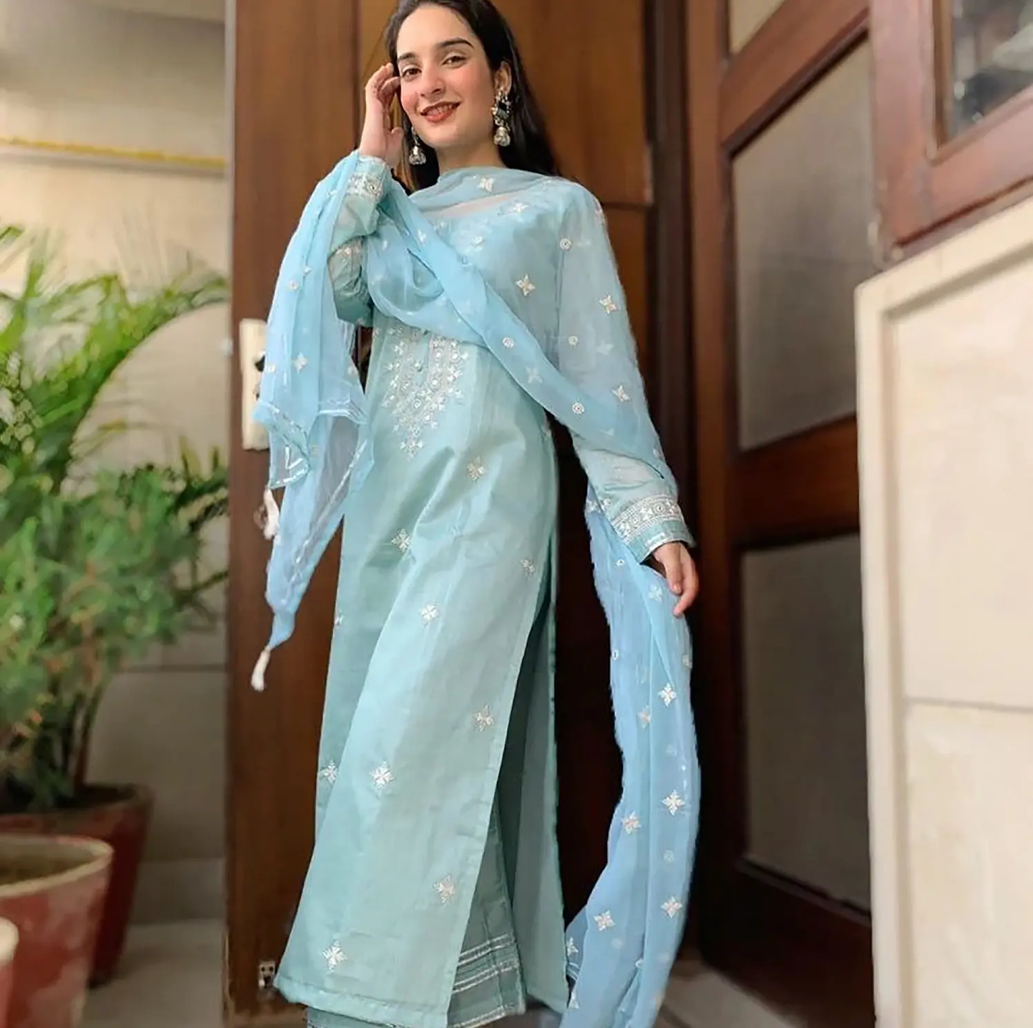 Festival Wear Top-Bottom-Dupatta Set mit Stickerei Salwar Anzug für Damen mit fantastischen Farb kombinationen Punjabi Anzüge