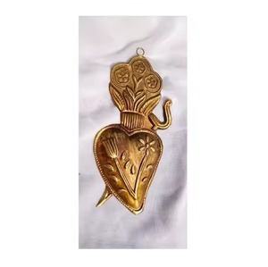 Decoración Navideña Moderna para el Hogar con Sagrado Corazón en Metal Dorado - Product Image 4