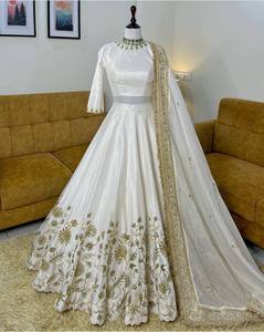 Nouvelle collection de Lehenga Choli pour femmes, design moderne, spécial Navratri, réversible, en soie slub premium avec travail de Zari et de paillettes, pour mariage, toutes saisons - Product Image 1