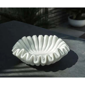 Cuenco decorativo con bordes ondulados blancos - Product Image 1