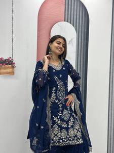 Conjunto de traje Sarara de georgette azul marino con bordados elaborados y dupatta, vestido largo de diseñador indio-pakistaní para fiesta, para mujer. - Product Image 2
