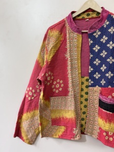 Veste matelassée Kantha vintage faite à la main pour femmes Banjara - Product Image 3