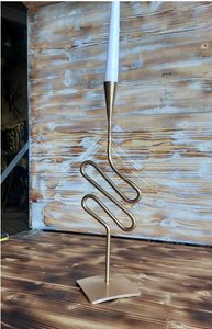 Bougeoir en fer métallique fabriqué à la main avec détails artistiques idéal pour les intérieurs de style gothique et les thèmes de décoration intérieure élégants - Product Image 6