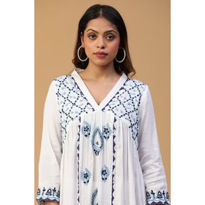 Vestido informal de gasa de algodón blanco ecológico con impresionantes apliques índigo logotipo personalizado estilo dulce lavable para cualquier ocasión - Product Image 2