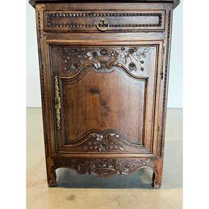 โต๊ะไม้มะฮอกกานีสไตล์ฝรั่งเศสแกะสลักด้วยมือที่สวยงาม | ตู้ข้างเตียงช่างฝีมือมีดีไซน์ดอกไม้หรูหราและลิ้นชักเดียวสำหรับ L - Product Image 2