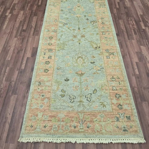 Tapis de coureur Oushak noué à la main vert sauge et pêche Tapis en laine de style turc vintage pour salon bureau d'hôtel - Product Image 1