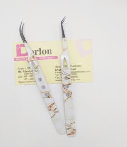 Pince à cils en acier inoxydable de marque privée incurvée à 45 degrés avec des pointes de plasma noir pince à épiler d'extension de cils enduite de papier - Product Image 2