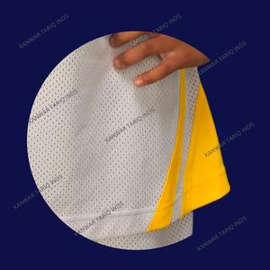 Venta al por mayor de camisetas deportivas de manga corta transpirables de ropa de fútbol americano bordadas personalizadas para adultos negro amarillo conjuntos bajos - Product Image 6