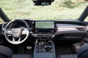 Toyota RX 500h F SPORT Performance AWD 4dr SUV AWD (2.4L 4 cilindros Turbo híbrido gasolina/eléctrico 6A) 2023 Usado, Listo para Enviar - Product Image 2