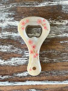 Abrebotellas de resina único con diseño rústico perfecto para cocinas de Estilo Vintage bares y decoración de interiores con temática rural - Product Image 4