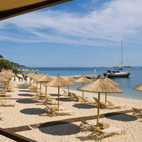 Parasol de luxe pour hôtel et station balnéaire Parasol de plage en bambou naturel avec feuille de palmier et chaume