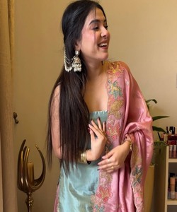 Robe Sharara en velours d'inspiration Bollywood, vêtements de cérémonie, avec broderies complexes et accents de cristal pour le glamour. - Product Image 5