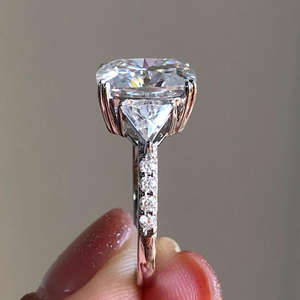 Anillo de Diamante Cultivado en Laboratorio con Corte Cojín de 4.20 Quilates, Oro Blanco de 14K con Baño de Rodio, Certificado IGI, Claridad VS1, de SENSUOUS JEWELS - Product Image 4