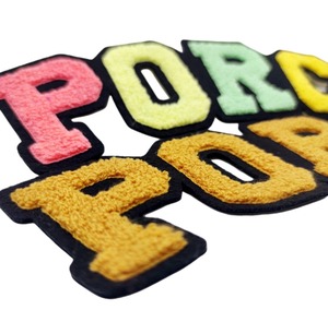 Patch di ciniglia ricamate personalizzate con lettere di feltro in ferro per giacche a forma di triangolo senza ordine minimo - Product Image 6