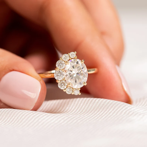 Anillo de compromiso de oro macizo de 14 quilates para mujer, conjunto de medio halo de piedra cultivada en laboratorio de corte ovalado único, joyería fina romántica para boda - Product Image 1