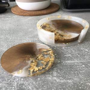 Ensemble de sous-verres en résine artistique avec fleurs séchées intégrées et accents métalliques tapis époxy faits à la main idéal pour la décoration de table et les cadeaux - Product Image 1