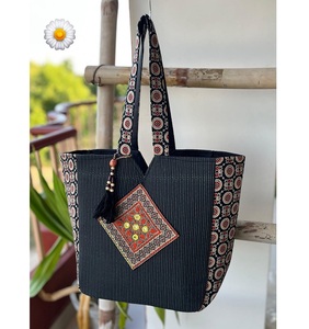 กระเป๋าช้อปปิ้งผ้าฝ้ายพิมพ์ลายแบบดั้งเดิมขนาด13x13x7นิ้วมีกระเป๋าด้านในเหมาะสำหรับใช้ในชีวิตประจำวัน - Product Image 4