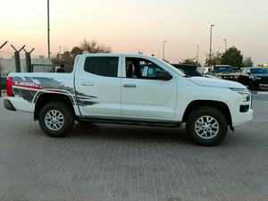 MITSUBISHI L200 Nueva/Usada, Gasolina, Equipamiento Completo, Doble Cabina GLX, Faros LED en Venta - Product Image 2