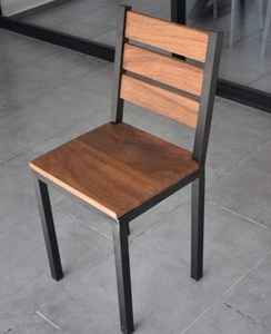 Silla de jardín Bistro de hierro con acabado negro de diseño moderno, ligera, apilable para uso en exteriores e interiores en restaurantes - Product Image 5