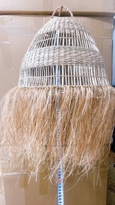 Lámpara colgante tejida a mano de estilo tradicional Seagrass, lámpara de techo de fabricación vietnamita con forma lineal, mejora cualquier ajuste - Product Image 4