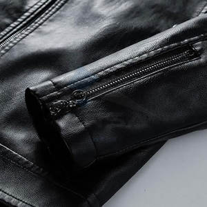 เสื้อแจ็คเก็ตหนังผู้ชายแบบซิปเต็มตัว คอตั้ง ดีไซน์บล็อกสี ทันสมัย เหมาะสำหรับฤดูใบไม้ร่วง สีน้ำตาลและสีขาว - Product Image 5