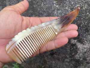 Peine de Pelo de Cuerno Natural Orgánico Hecho a Mano, Pulido, Tradicional, Duradero y de Alta Calidad para un Cabello y Cuero Cabelludo Saludables - Product Image 5