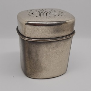 Moulin à poivre et à shaker en laiton fabriqué à la main avec surface brillante lisse offrant un accent décoratif pour les intérieurs de salle à manger - Product Image 4