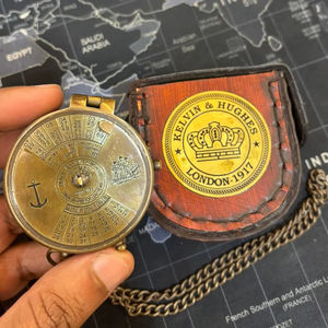 Kelvin & Hughes 100 año Calander cita latón Premium náutico latón brújula con cadena de cuero en regalo hecho a mano antiguo - Product Image 1
