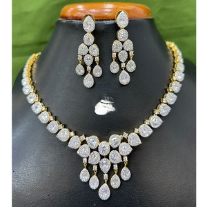 Conjunto de Aretes y Gargantilla de Latón Chapado en Oro con Circonitas, Elegante y Moderno, para Mujer, Ideal para Compromiso, Boda o Aniversario - Product Image 1