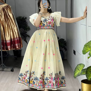 Robe longue Kalamkari traditionnelle de qualité supérieure, fabriquée à la main, pour les tenues festives, les événements culturels et les célébrations ethniques en provenance d'Inde - Product Image 1