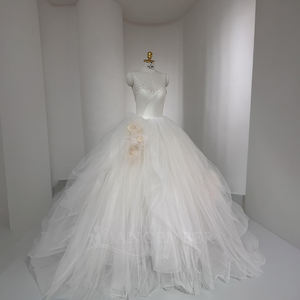 Vestido de Novia Moderno NT127 con Cola de Capilla, Estilo Long Beach, sin Tirantes, de Tul, con Apliques de Encaje y Cristales, y Flores 3D - Product Image 1