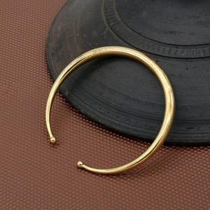 Bracelet de manchette en laiton plaqué argent et or de haute qualité Bracelet de bijoux moderne de conception simple personnalisé pour les femmes et les filles - Product Image 4