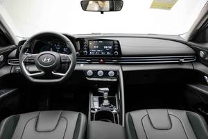 Nouvelle berline Hyundai Elantra GLX Elite 1.5L FWD 2025 certifiée, zéro kilomètre/km/h, blanche et impeccable, prête à être expédiée - Product Image 2